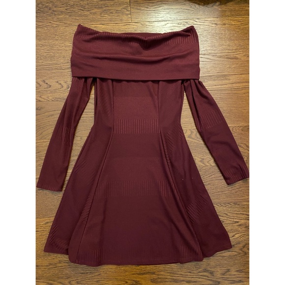 Francesca's Collections Dresses & Skirts - Fransesca’s off the shoulder Small sweater dress